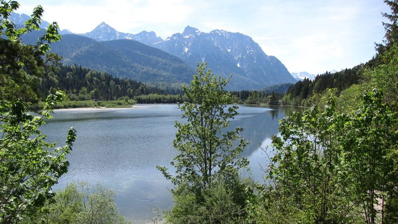 Der Isarstausee bei Krün mit dem Karwendel im Hintergrund