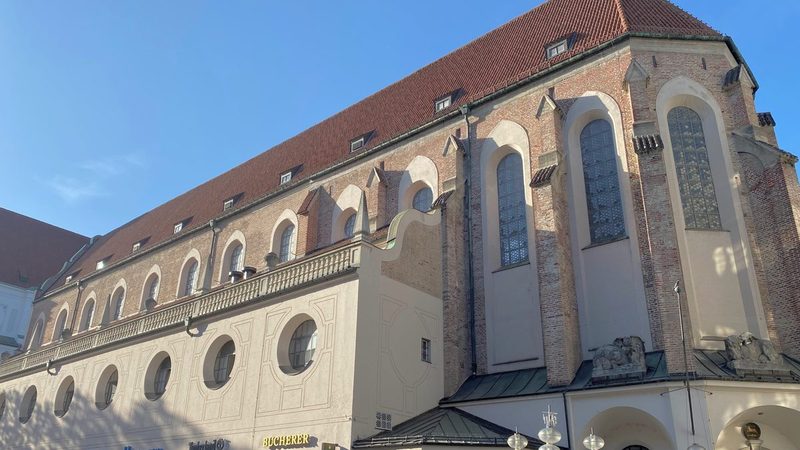 Die Neuhauser Straße in München mit der ehemaligen Augustinerkirche