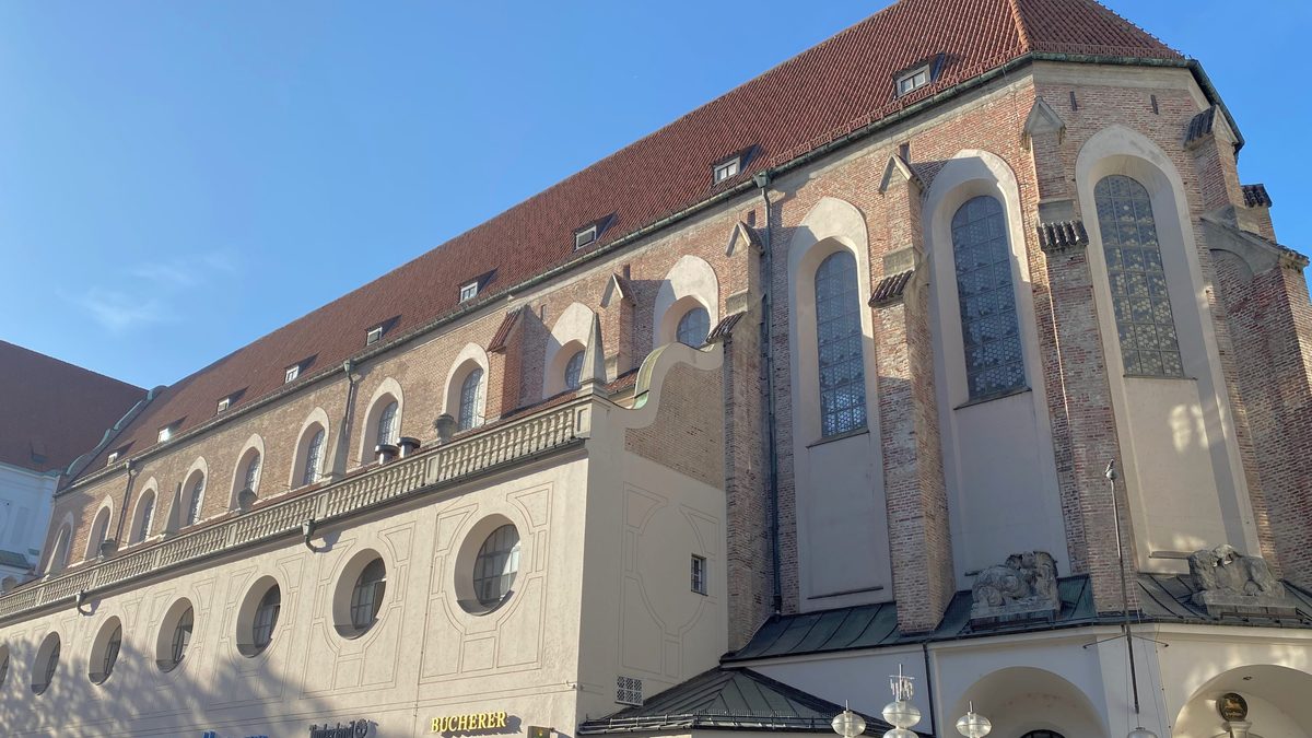 Die Neuhauser Straße in München mit der ehemaligen Augustinerkirche