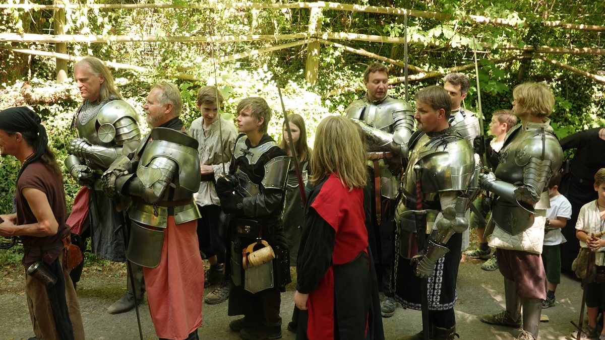 Rittergruppe beim Umzug des Kaltenberger Ritterturniers