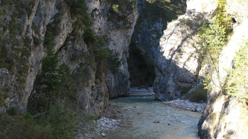 Der Karwendelbach zwischen den engen Felswänden der Karwendelschlucht