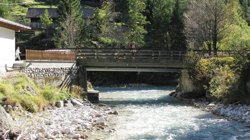 Steg über den Karwendelbach kurz vor seiner Mündung in die Isar bei Scharnitz