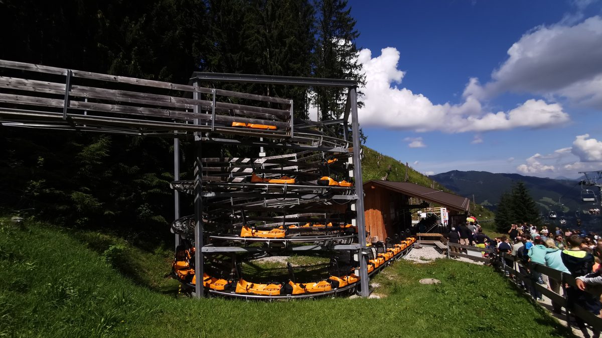 Die Wagen des Alpine Coaster in der Aufstellschnecke
