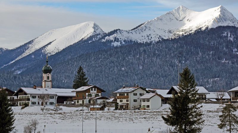 Die Kirche von Krün im Winter, dahinter der Krottenkopf