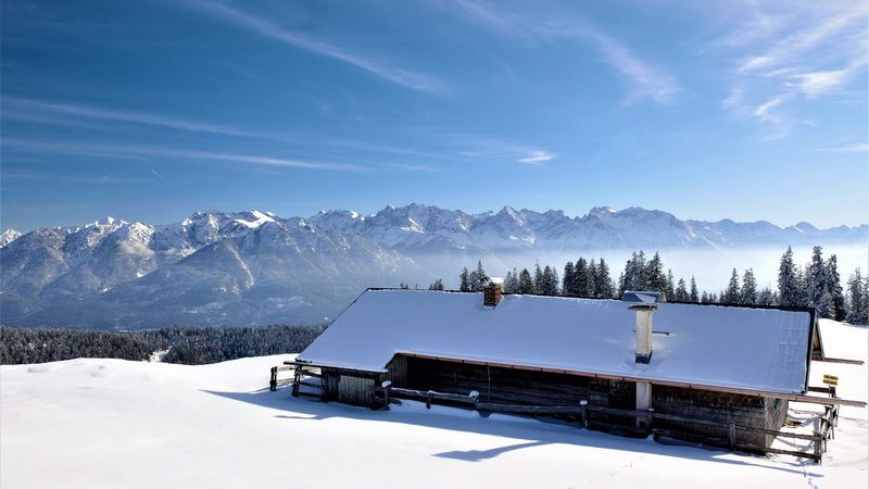 Winterstimmung an der Krüner Alm mit Blick auf die Alpenkette