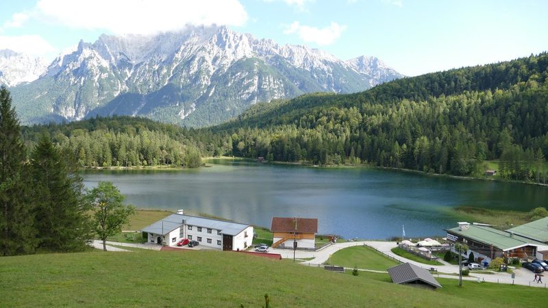 Blick über den Lautersee bei Mittenwald zur Nördlichen Karwendelkette