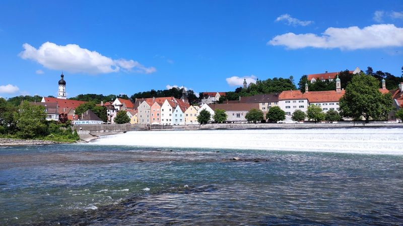 Das Lechwehr mit der Altstadt von Landsberg im Hintergrund