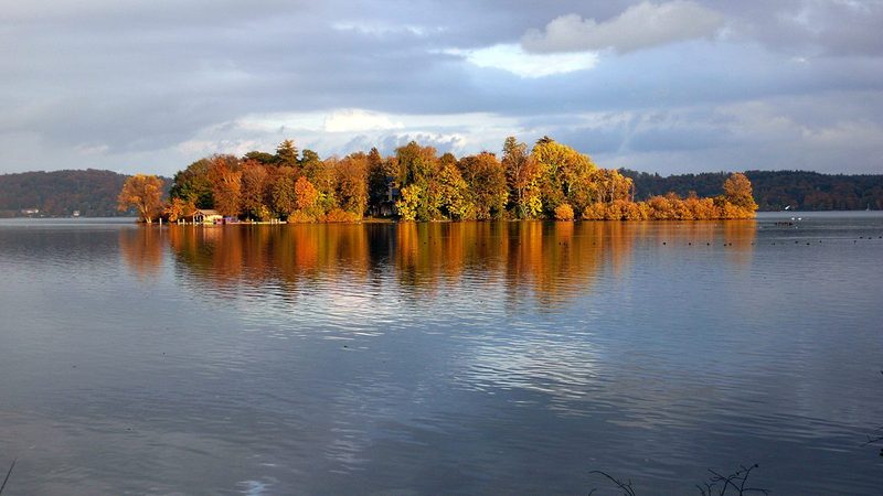 Blick vom Lenné-Park über den Starnberger See zur Roseninsel