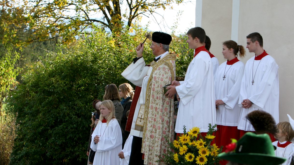 Reiter beim Leonhardiritt in Iffeldorf auf dem Weg zur Heuwinklkapelle
