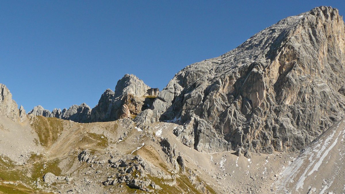 Die Dreitorspitze mit der Meilerhütte am Wettersteinkamm