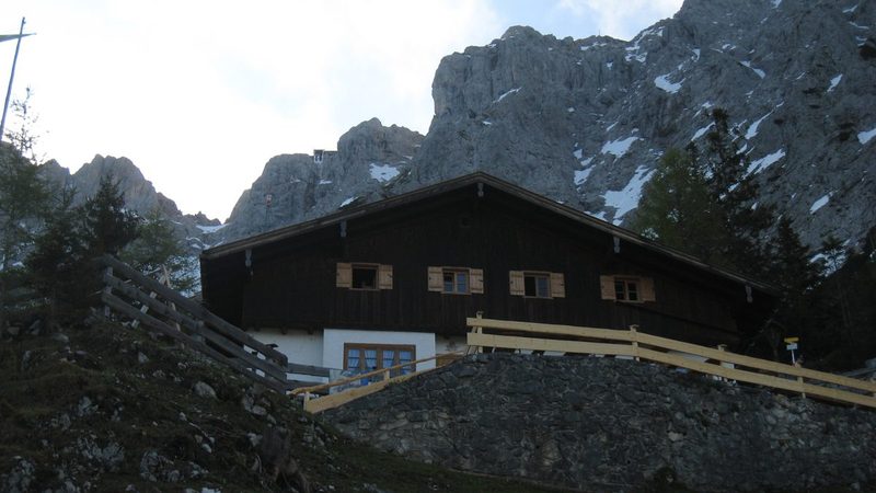 Die Mittenwalder Hütte am Fuß der Karwendelwände
