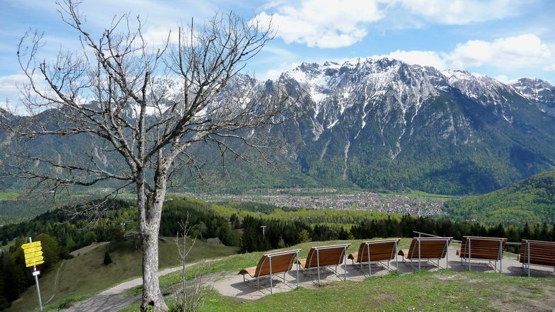 Blick vom Hohen Kranzberg über Mittenwald zum Karwendel