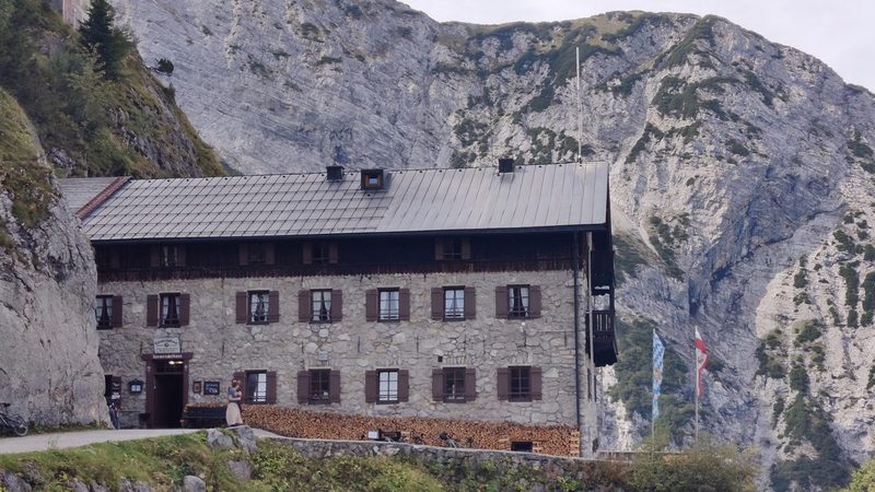 Das steinerne Karwendelhaus vor der Felswand am Hochalmsattel