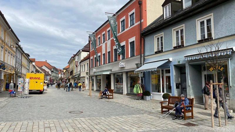 Farbige Häuserzeile am Obermarkt in Murnau