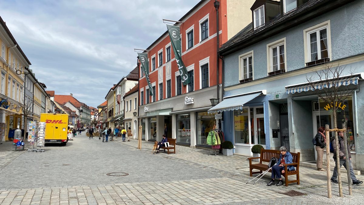 Farbige Häuserzeile am Obermarkt in Murnau