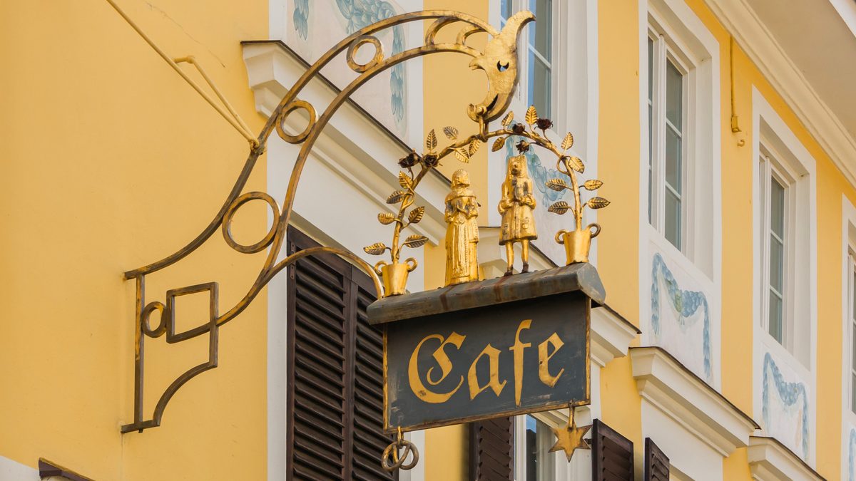 Wirtshausschild im Murnauer Ortskern