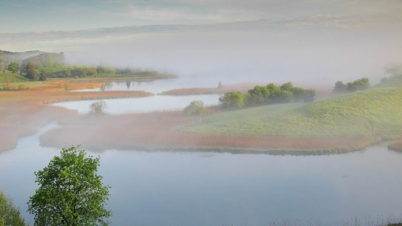 Blick von Iffeldorf auf Waschsee und Schiffhüttensee im Morgennebel
