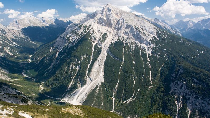 Die Pleisenspitze mit ihren steilen Schuttrinnen, gesehen von der Rotwandlspitze