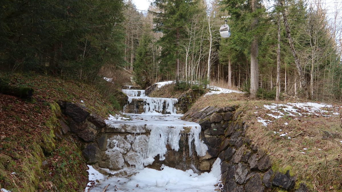 Winter am Brauneck über Lenggries, gefrorener Lahngraben unter der Bergbahn