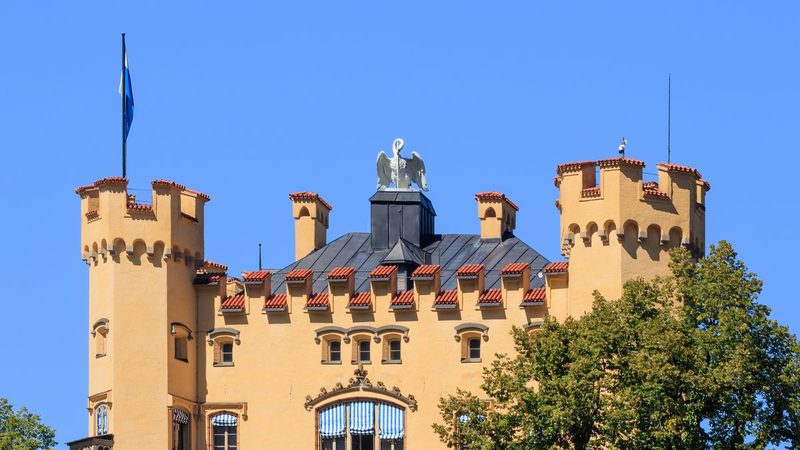 Schloss Hohenschwangau, die neugotisch umgebaute Burg über dem Alpsee