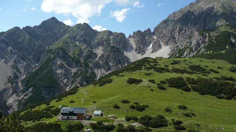 Das Solsteinhaus auf der Almwiese vor Kuhljochspitze und Erlspitze