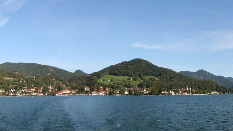 Die Stadt Tegernsee vom Seeufer aus