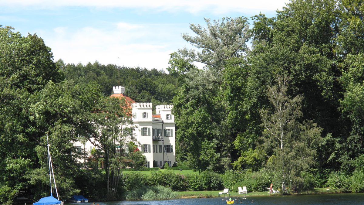 Schloss Possenhofen am Ufer des Starnberger Sees