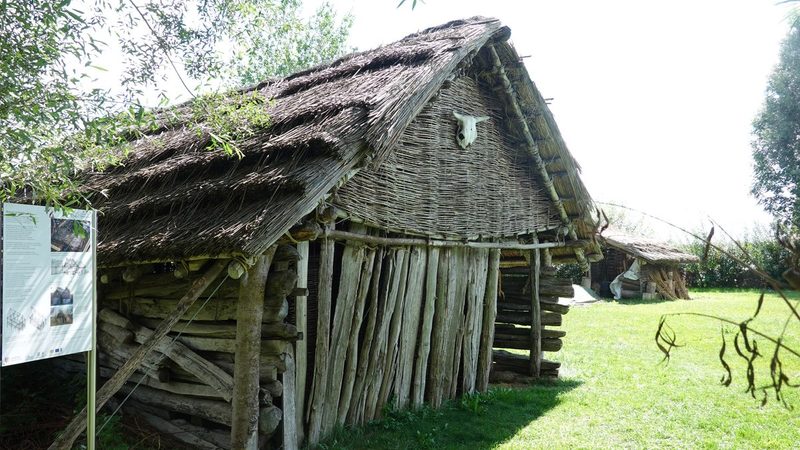 Das rekonstruierte Steinzeitdorf Pestenacker