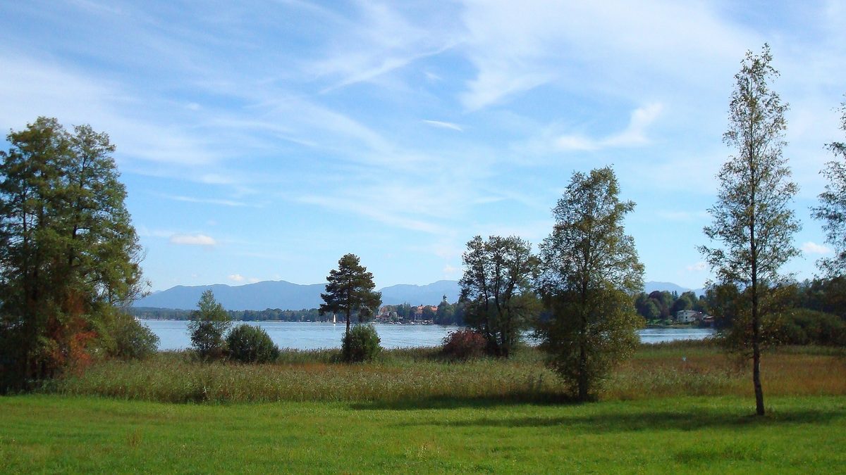 Der Starnberger See mit Blick Richtung Seeshaupt und Alpen