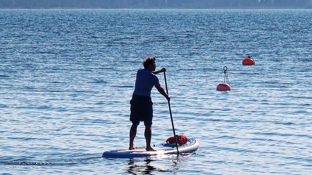 Stand-up-Paddler auf dem Starnberger See vor Tutzing
