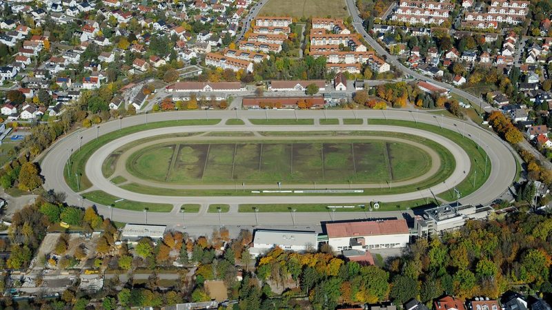Die Trabrennbahn München-Daglfing von Süden