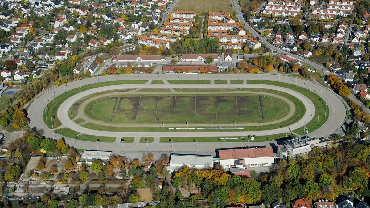 Die Trabrennbahn München-Daglfing von Süden