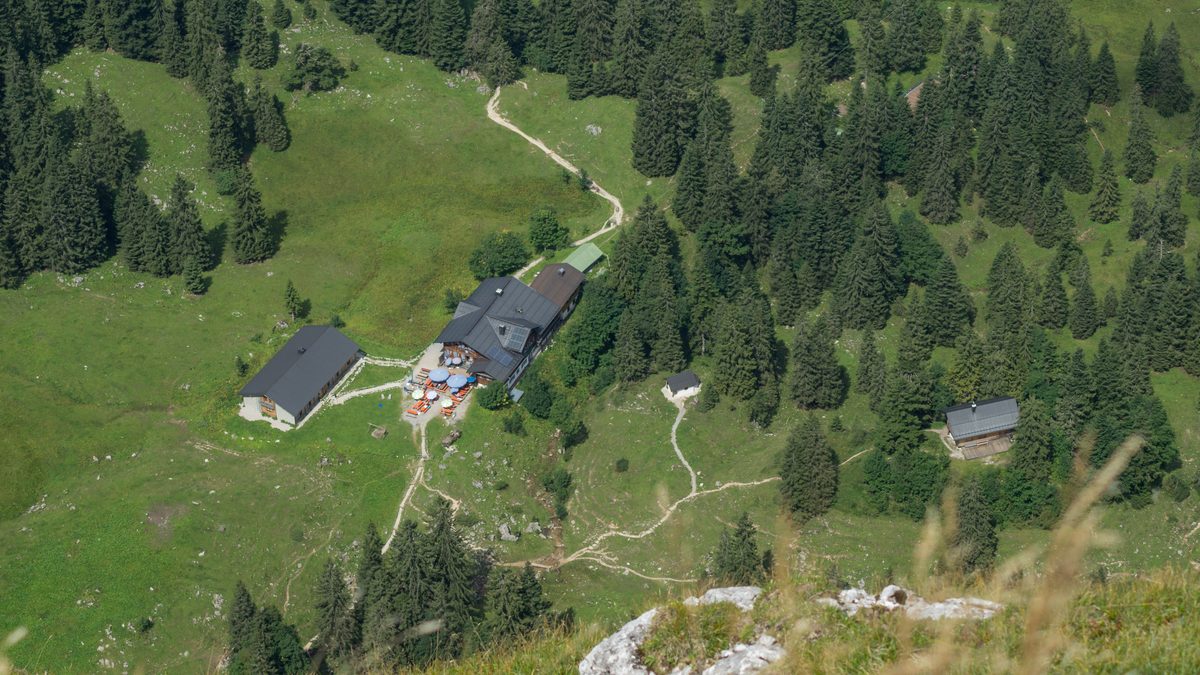 Die Tutzinger Hütte unterhalb der Benediktenwand