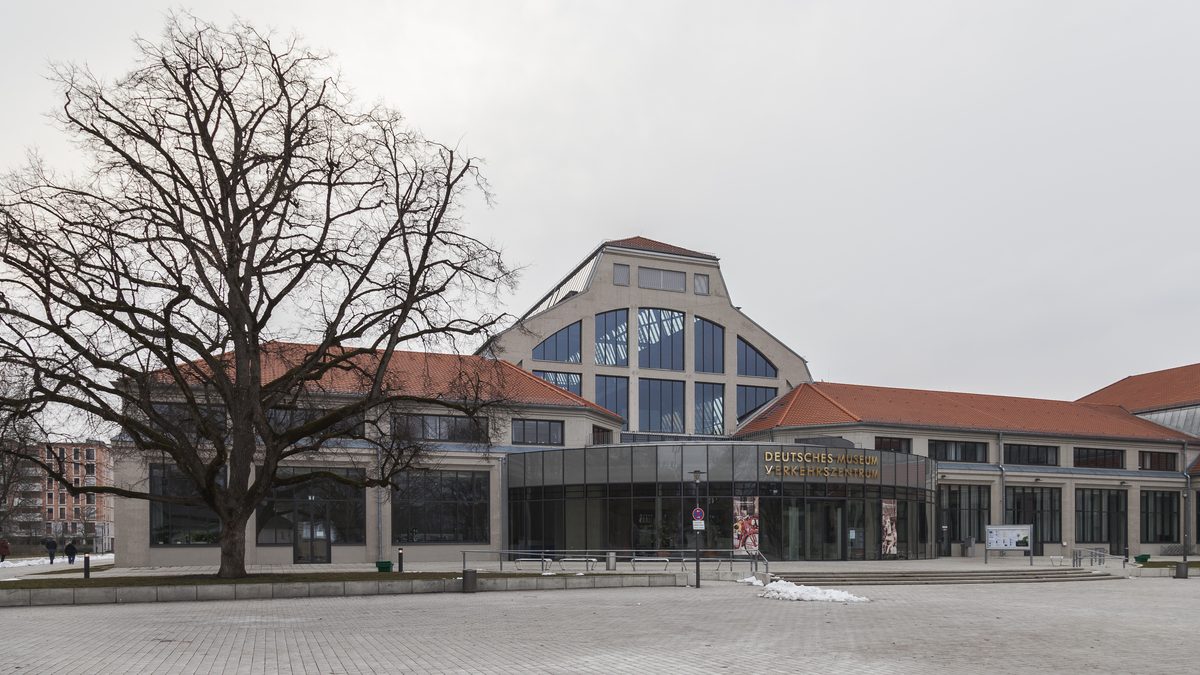 Historische Messehalle mit Fahrzeugsammlung