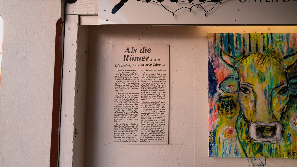Die Ludwigstraße in Garmisch-Partenkirchen mit dem Werdenfels Museum