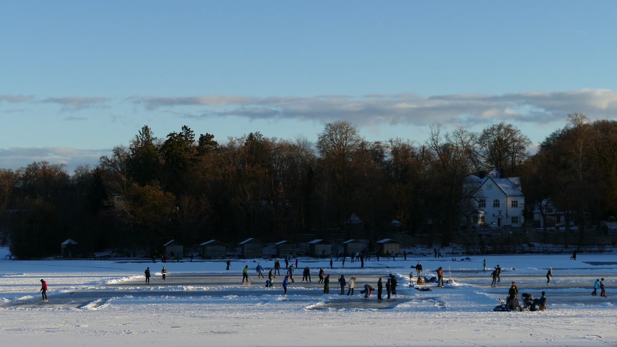 Der Weßlinger See an einem klaren Wintertag