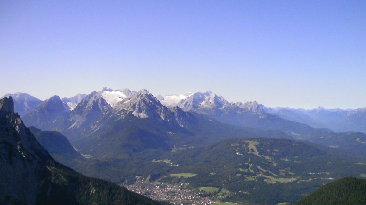 Blick auf das Wettersteingebirge und Mittenwald