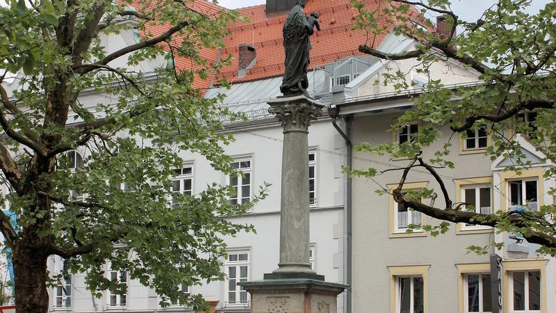 Marienplatz mit Marienbrunnen und Rathaus in Wolfratshausen