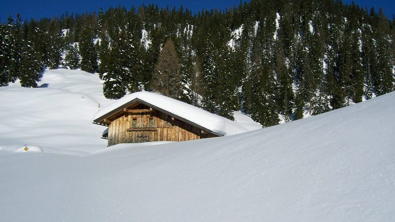 Die tief verschneite Hütte der Oberbrunnalm bei Scharnitz im Winter